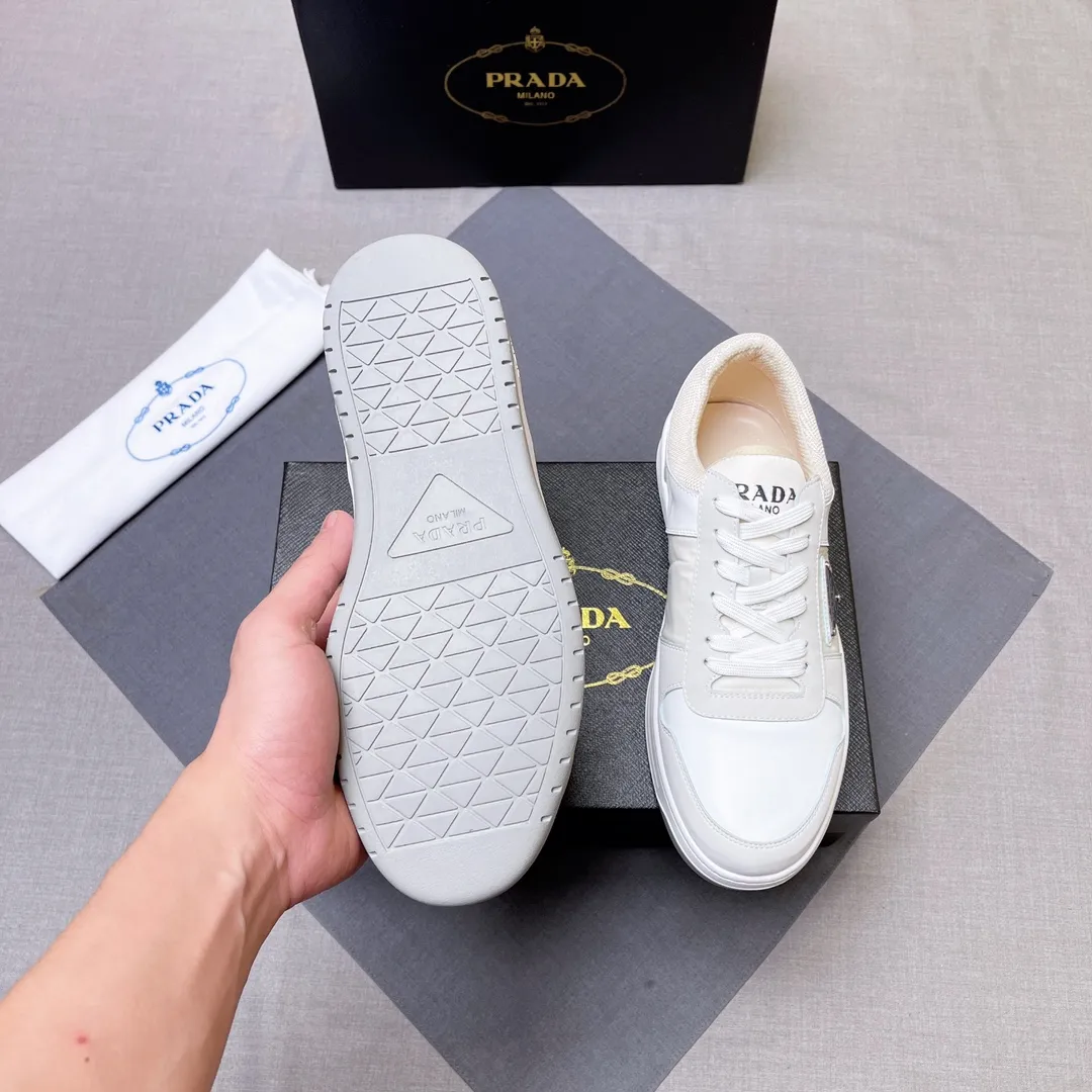 P400 Prada Prada's new men's leather sneakers, the highest version on the market, any comparison is welcome🆚! The original leather has excellent texture and is super high-end! Fetal sheep net lining imported from Italy, removable pad! Luxurious materials and fine workmanship, highly recommended! Code number 38-45 No. 058